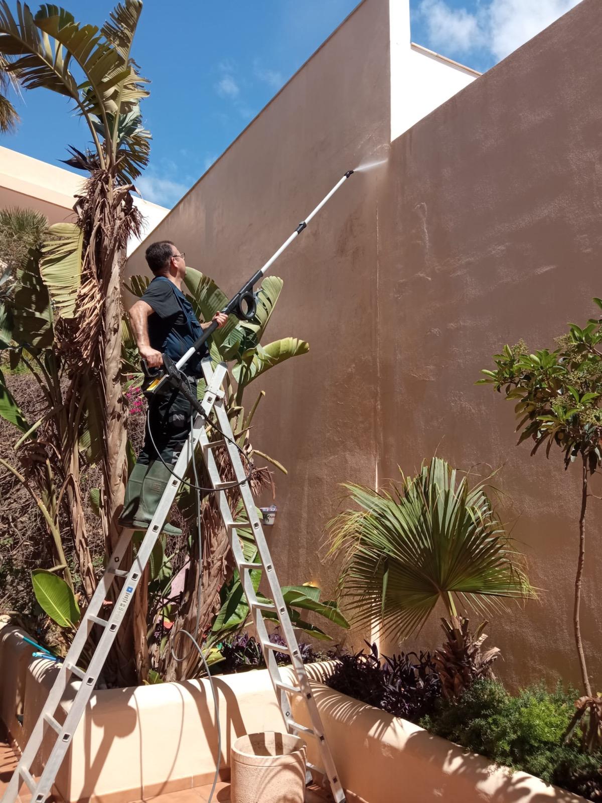 Profesional de Limpiezas TRX limpiando una fachada